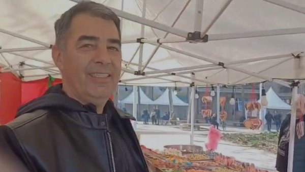 ДОШЛИ СМО ДА УГОСТИМО НАШЕ ДОМАЋИНЕ СА КИМ: Дајемо гратис бомбоне, лизалице и лицидерска срца за људе који немају (ВИДЕО) ДОШЛИ СМО ДА УГОСТИМО НАШЕ ДОМАЋИНЕ СА КИМ: Дајемо гратис бомбоне, лизалице и лицидерска срца за људе који немају (ВИДЕО)