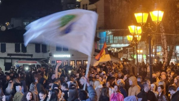 ВИЈОРЕ СЕ ЗАСТАВЕ САНЏАКА НА ДОЧЕКУ СТУДЕНАТА БЛОКАДЕРА: Укупно 975 људи на тргу у Новом Пазару (ФОТО) ВИЈОРЕ СЕ ЗАСТАВЕ САНЏАКА НА ДОЧЕКУ СТУДЕНАТА БЛОКАДЕРА: Укупно 975 људи на тргу у Новом Пазару (ФОТО)