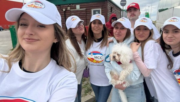 ПОДРШКА СРБИЈИ И ВУЧИЋУ: Чак 11 аутобуса кренуло из Северне Македоније за Београд (ФОТО) ПОДРШКА СРБИЈИ И ВУЧИЋУ: Чак 11 аутобуса кренуло из Северне Македоније за Београд (ФОТО)