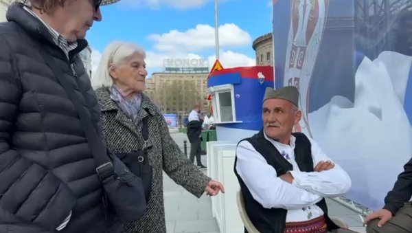 УСТАЈ МАЛА ЗОРА СВИЋЕ: Госпођи из Краљева запевали песму - прелепа сцена на свенародном скупу (ВИДЕО) УСТАЈ МАЛА ЗОРА СВИЋЕ: Госпођи из Краљева запевали песму - прелепа сцена на свенародном скупу (ВИДЕО)