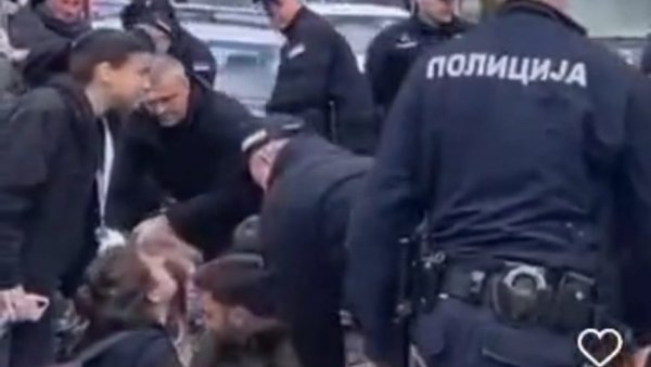 СКАНДАЛ: Миша Бачулов и Горан Јешић покушали да спрече људе из Новог Пазара да дођу на свенародни сабор! (ВИДЕО) СКАНДАЛ: Миша Бачулов и Горан Јешић покушали да спрече људе из Новог Пазара да дођу на свенародни сабор! (ВИДЕО)