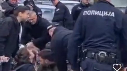 SKANDAL: Miša Bačulov i Goran Ješić pokušali da spreče ljude iz Novog Pazara da dođu na svenarodni sabor! (VIDEO) SKANDAL: Miša Bačulov i Goran Ješić pokušali da spreče ljude iz Novog Pazara da dođu na svenarodni sabor! (VIDEO)