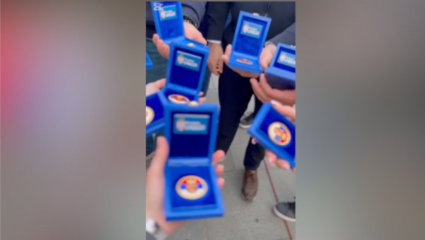 ПОНОСНИ СТУДЕНТИ КОЈИ ЖЕЛЕ ДА УЧЕ: Захвалнице као знак за њихову истрајност (ВИДЕО) ПОНОСНИ СТУДЕНТИ КОЈИ ЖЕЛЕ ДА УЧЕ: Захвалнице као знак за њихову истрајност (ВИДЕО)