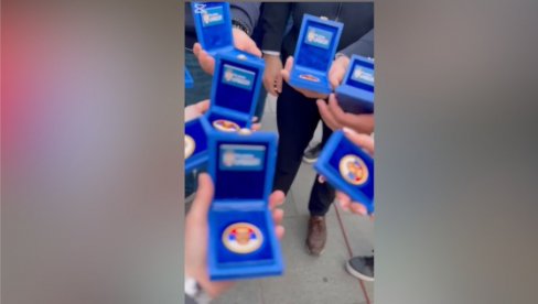 PONOSNI STUDENTI KOJI ŽELE DA UČE: Zahvalnice kao znak za njihovu istrajnost (VIDEO) PONOSNI STUDENTI KOJI ŽELE DA UČE: Zahvalnice kao znak za njihovu istrajnost (VIDEO)