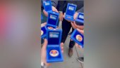 PONOSNI STUDENTI KOJI ŽELE DA UČE: Zahvalnice kao znak za njihovu istrajnost (VIDEO) PONOSNI STUDENTI KOJI ŽELE DA UČE: Zahvalnice kao znak za njihovu istrajnost (VIDEO)