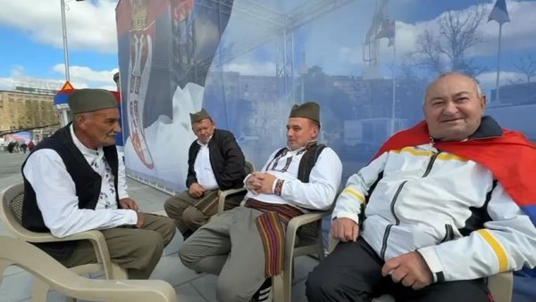 АЛЕКСАНДРЕ САМО ЗОВИ, ЛЕТЕЋЕМО КО ОРЛОВИ! Шумадинци запевали песму за председника Вучића! (ВИДЕО) АЛЕКСАНДРЕ САМО ЗОВИ, ЛЕТЕЋЕМО КО ОРЛОВИ! Шумадинци запевали песму за председника Вучића! (ВИДЕО)