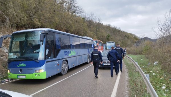 СИНХРОНИЗОВАНА АКЦИЈА КУРТИЈА И БЛОКАДЕРА ПОНОВО НА ДЕЛУ! Брутално покушава да спречи одлазак Срба са KиМ на свенародни сабор у Београд СИНХРОНИЗОВАНА АКЦИЈА КУРТИЈА И БЛОКАДЕРА ПОНОВО НА ДЕЛУ! Брутално покушава да спречи одлазак Срба са KиМ на свенародни сабор у Београд