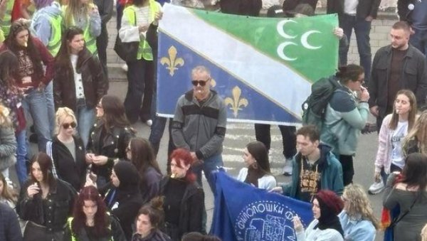 НАКОН ШТО СУ НАПУМПАЛИ АУТОНОМИЈУ САНЏАКА: Студенти блокадери и антисрпска опозиција држе бошњачке заставе са љиљанима и полумесецима (ФОТО) НАКОН ШТО СУ НАПУМПАЛИ АУТОНОМИЈУ САНЏАКА: Студенти блокадери и антисрпска опозиција држе бошњачке заставе са љиљанима и полумесецима (ФОТО)