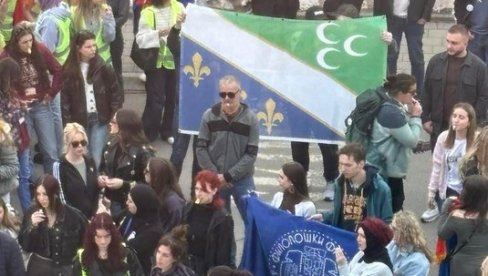 NAKON ŠTO SU NAPUMPALI AUTONOMIJU SANDŽAKA: Studenti blokaderi i antisrpska opozicija drže bošnjačke zastave sa ljiljanima i polumesecima (FOTO) NAKON ŠTO SU NAPUMPALI AUTONOMIJU SANDŽAKA: Studenti blokaderi i antisrpska opozicija drže bošnjačke zastave sa ljiljanima i polumesecima (FOTO)
