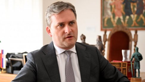 MINISTAR SELAKOVIĆ: Porediti Vučića sa Hitlerom je dno javnog obraćanja i otvoreni prezir prema žrtvama nacizma MINISTAR SELAKOVIĆ: Porediti Vučića sa Hitlerom je dno javnog obraćanja i otvoreni prezir prema žrtvama nacizma