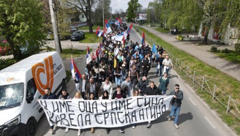 MLADI NOVOSAĐANI UPUTILI SU SE KA ŽELEZNIČKOJ STANICI U PETROVARADINU: Kreću vozom za Beograd na svenarodni skup! MLADI NOVOSAĐANI UPUTILI SU SE KA ŽELEZNIČKOJ STANICI U PETROVARADINU: Kreću vozom za Beograd na svenarodni skup!