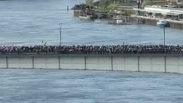ПОГЛЕД ИЗ БЕОГРАДА НА ВОДИ: Колоне људи иду на скуп Не дамо Србију! (ВИДЕО) ПОГЛЕД ИЗ БЕОГРАДА НА ВОДИ: Колоне људи иду на скуп Не дамо Србију! (ВИДЕО)