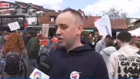 LJUDI IZ NOVOG PAZARA KOJI SU NA PROTESTU OSUĐUJU AKCIJU BLOKADE PUTA PLENUMAŠA: Pustite te ljude, nek idu svojim putem.. LJUDI IZ NOVOG PAZARA KOJI SU NA PROTESTU OSUĐUJU AKCIJU BLOKADE PUTA PLENUMAŠA: Pustite te ljude, nek idu svojim putem..