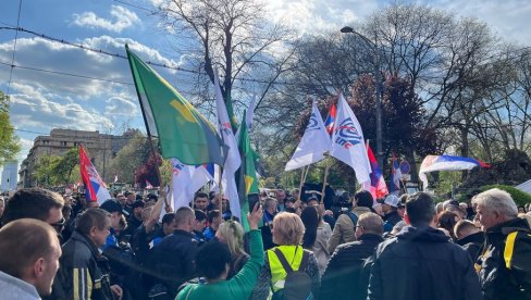 RUDARI IZ KOLUBARE STIGLI NA SVENARODNI SKUP: Od rane zore pešačili ka Beogradu (FOTO) RUDARI IZ KOLUBARE STIGLI NA SVENARODNI SKUP: Od rane zore pešačili ka Beogradu (FOTO)