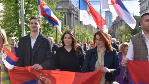 SVI ZAJEDNO, SAMOUVERENO I ODLUČNIJE NEGO IKAD! Ministarka Vujović sa građanima na svenarodnom skupu u Beogradu (FOTO) SVI ZAJEDNO, SAMOUVERENO I ODLUČNIJE NEGO IKAD! Ministarka Vujović sa građanima na svenarodnom skupu u Beogradu (FOTO)