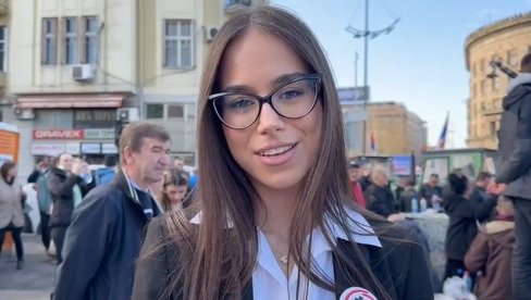 STUDENTKINJA ANĐELIJA NA SVENARODNOM SKUPU: Neprocenjiv osećaj kada ste sa svojim narodom, osećate toplinu i ljubav (VIDEO) STUDENTKINJA ANĐELIJA NA SVENARODNOM SKUPU: Neprocenjiv osećaj kada ste sa svojim narodom, osećate toplinu i ljubav (VIDEO)