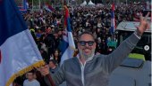 BRANKO BABIĆ STIGAO TRAKTOROM NA SVENARODNI SKUP Srpska zastava i tri prsta: Joooj Srbijo koliko te volim (FOTO)
