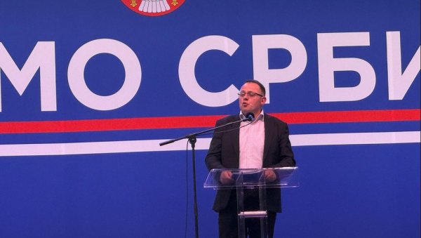 ПРОФЕСОР ПЕШИЋ НА СВЕНАРОДНОМ СКУПУ: Стално нам се прети због противљењу блокадама и анархији! Нећемо се предати, сачуваћемо Србију ПРОФЕСОР ПЕШИЋ НА СВЕНАРОДНОМ СКУПУ: Стално нам се прети због противљењу блокадама и анархији! Нећемо се предати, сачуваћемо Србију