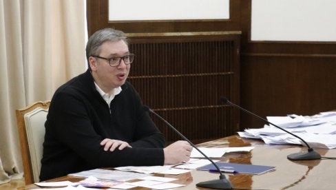 UMIJTE SE HLADNOM VODOM! Vučić na pitanje Novosti o pumpanju u Pazaru - Ovde je reč o tome, da zbog grupa za pritisak ne vidite realnost UMIJTE SE HLADNOM VODOM! Vučić na pitanje Novosti o pumpanju u Pazaru - Ovde je reč o tome, da zbog grupa za pritisak ne vidite realnost