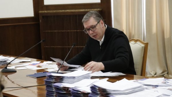 ПРЕДСЕДНИК ВУЧИЋ ЧИТАО ПИСМА ГРАЂАНА: Ево шта му је народ писао на свенародном сабору (ВИДЕО) ПРЕДСЕДНИК ВУЧИЋ ЧИТАО ПИСМА ГРАЂАНА: Ево шта му је народ писао на свенародном сабору (ВИДЕО)