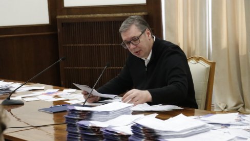 PREDSEDNIK VUČIĆ ČITAO PISMA GRAĐANA: Evo šta mu je narod pisao na svenarodnom saboru (VIDEO) PREDSEDNIK VUČIĆ ČITAO PISMA GRAĐANA: Evo šta mu je narod pisao na svenarodnom saboru (VIDEO)