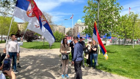 EMOTIVAN ISPRAĆAJ NA FAKULTET PRVOG STUDENTA IZ PIONIRSKOG PARKA Spremili su poseban poklon za koleginicu (VIDEO) EMOTIVAN ISPRAĆAJ NA FAKULTET PRVOG STUDENTA IZ PIONIRSKOG PARKA Spremili su poseban poklon za koleginicu (VIDEO)