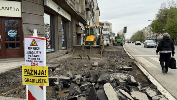 РАДОВИ НА ЛЕСКОВАЧКОМ БУЛЕВАРУ ОСЛОБОЂЕЊА: Поплочавање тротора из три дела РАДОВИ НА ЛЕСКОВАЧКОМ БУЛЕВАРУ ОСЛОБОЂЕЊА: Поплочавање тротора из три дела