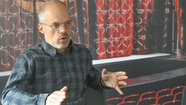 НЕ ПРЕСТАЈЕМО ДА СЕ СМЕЈЕМО ГОРКОЈ РЕАЛНОСТИ: Даријан Михајловић, редитељ НЕ ПРЕСТАЈЕМО ДА СЕ СМЕЈЕМО ГОРКОЈ РЕАЛНОСТИ: Даријан Михајловић, редитељ