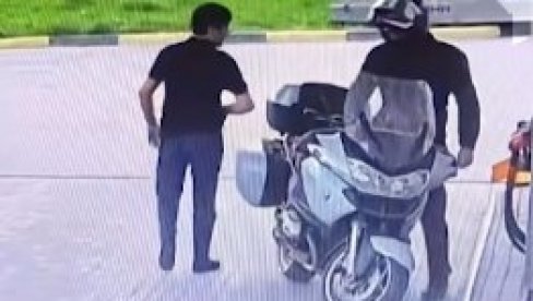 UZNEMIRUJUĆI SNIMAK SA PUMPE: Bajker izboden nožem (VIDEO) UZNEMIRUJUĆI SNIMAK SA PUMPE: Bajker izboden nožem (VIDEO)