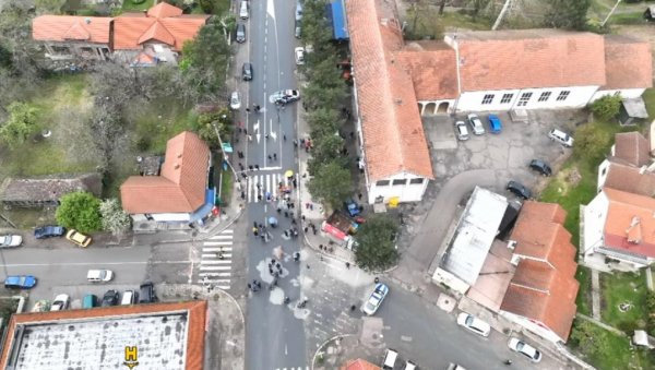 БЛОКАДЕРИ МАЛТРЕТИРАЈУ НАРОД: Неколико десетина људи ограничава слободу кретања другима (ФОТО) БЛОКАДЕРИ МАЛТРЕТИРАЈУ НАРОД: Неколико десетина људи ограничава слободу кретања другима (ФОТО)