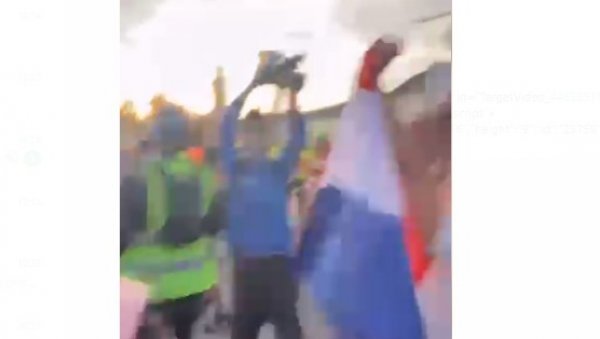 САД ЈЕ СВЕ ЈАСНО: Хрватска застава на дочеку студената који иду у Стразбур (ВИДЕО) САД ЈЕ СВЕ ЈАСНО: Хрватска застава на дочеку студената који иду у Стразбур (ВИДЕО)
