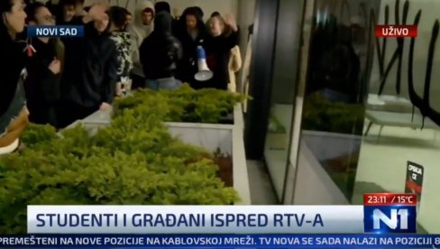 TERORISTI DINKA GRUHONJIĆA FIZIČKI BLOKIRALI RTV: Betonskim žardinjerama sprečavaju ulaz i izlaz iz zgrade TERORISTI DINKA GRUHONJIĆA FIZIČKI BLOKIRALI RTV: Betonskim žardinjerama sprečavaju ulaz i izlaz iz zgrade