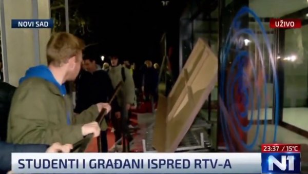 ВАНДАЛИЗОВАНА ЗГРАДА РТВ У НОВОМ САДУ: Динкови блокадери украли сценографију и бацили је на улаз ВАНДАЛИЗОВАНА ЗГРАДА РТВ У НОВОМ САДУ: Динкови блокадери украли сценографију и бацили је на улаз