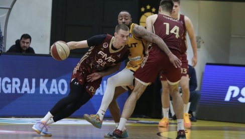 SINE, ŠTO TO RADIŠ? Srbin digao tri prsta usred Splita, trener hitno reagovao (VIDEO) SINE, ŠTO TO RADIŠ? Srbin digao tri prsta usred Splita, trener hitno reagovao (VIDEO)