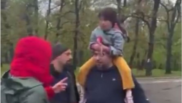 СРАМНО: Терористи блокадери у Кошутњаку напали оца који је се ћерком кренуо у вртић (ВИДЕО) СРАМНО: Терористи блокадери у Кошутњаку напали оца који је се ћерком кренуо у вртић (ВИДЕО)