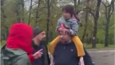 SRAMNO: Teroristi blokaderi u Košutnjaku napali oca koji je se ćerkom krenuo u vrtić (VIDEO) SRAMNO: Teroristi blokaderi u Košutnjaku napali oca koji je se ćerkom krenuo u vrtić (VIDEO)