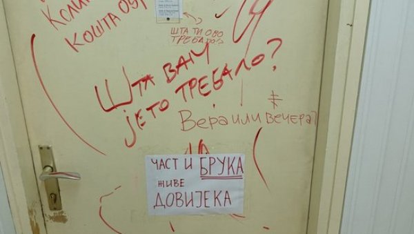 МОНСТРУОЗНО И БРУТАЛНО НАСИЉЕ ТЕРОРИСТА БЛОКАДЕРА: Уништена врата професора Пешића након што је говорио на свенародном сабору (ФОТО) МОНСТРУОЗНО И БРУТАЛНО НАСИЉЕ ТЕРОРИСТА БЛОКАДЕРА: Уништена врата професора Пешића након што је говорио на свенародном сабору (ФОТО)