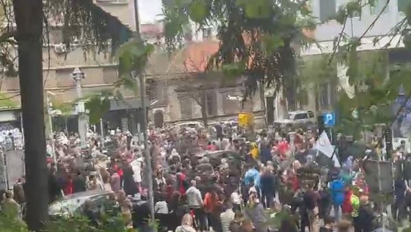 МАЛТРЕТИРАЊЕ ГРАЂАНА СЕ НАСТАВЉА: Силеџије блокирале једну од најпрометнијих улица у Београду (ВИДЕО) МАЛТРЕТИРАЊЕ ГРАЂАНА СЕ НАСТАВЉА: Силеџије блокирале једну од најпрометнијих улица у Београду (ВИДЕО)