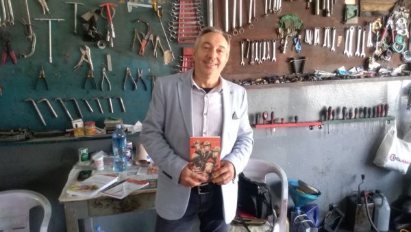 СЛАЂАН МАРТИНОВИЋ ИЗ ПОЖАРЕВЦА СПОЈИО ДВА НЕСПОЈИВА ЗАНИМАЊА: Мајстор за речи и возила па је успешан афористичар, писац и ауто-механичар СЛАЂАН МАРТИНОВИЋ ИЗ ПОЖАРЕВЦА СПОЈИО ДВА НЕСПОЈИВА ЗАНИМАЊА: Мајстор за речи и возила па је успешан афористичар, писац и ауто-механичар