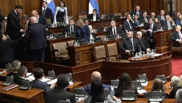 ИЗНЕЛИ ГА ИЗ СКУПШТИНСКЕ САЛЕ: Дејану Вуку Станковићу позлило на седници Скупштине ИЗНЕЛИ ГА ИЗ СКУПШТИНСКЕ САЛЕ: Дејану Вуку Станковићу позлило на седници Скупштине