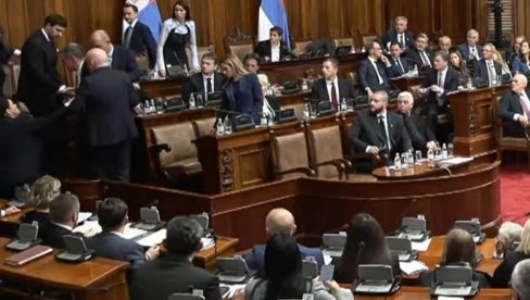 IZNELI GA IZ SKUPŠTINSKE SALE: Dejanu Vuku Stankoviću pozlilo na sednici Skupštine IZNELI GA IZ SKUPŠTINSKE SALE: Dejanu Vuku Stankoviću pozlilo na sednici Skupštine