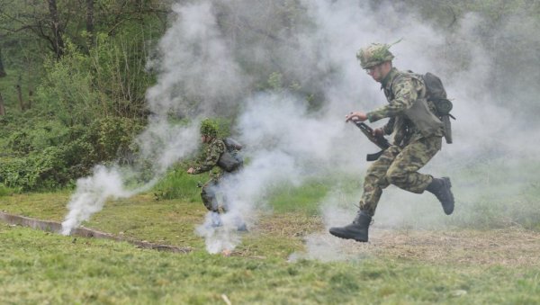 ПОГЛЕДАЈТЕ НАЈБОЉЕ КАДРОВЕ: Спроведена провера обучености мартовске генерације војника (ФОТО) ПОГЛЕДАЈТЕ НАЈБОЉЕ КАДРОВЕ: Спроведена провера обучености мартовске генерације војника (ФОТО)