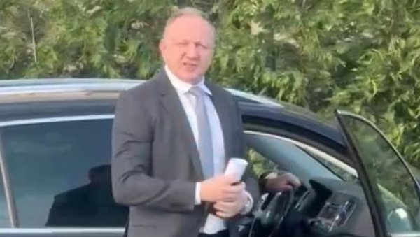 ШТА РАДИШ, ПЛАЋЕНИЧЕ? Погледајте како је народ дочекао Ђиласа по изласку из Скупштине (ВИДЕО) ШТА РАДИШ, ПЛАЋЕНИЧЕ? Погледајте како је народ дочекао Ђиласа по изласку из Скупштине (ВИДЕО)