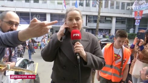 JEZIVO NASILJE BLOKADERA: Srednji prst i terorisanje novinara RTS-a u programu uživo JEZIVO NASILJE BLOKADERA: Srednji prst i terorisanje novinara RTS-a u programu uživo