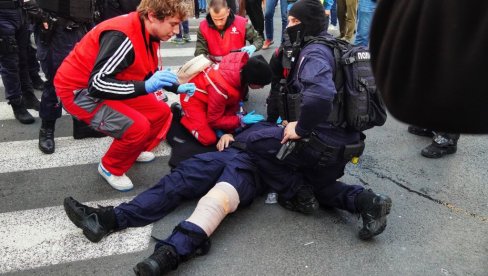 OGLASIO SE MUP: Blokaderi vređali policajce - povređen policijski službenik ispred RTS OGLASIO SE MUP: Blokaderi vređali policajce - povređen policijski službenik ispred RTS