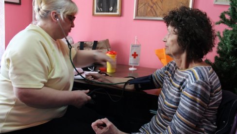DESPOTOVAČKI CRVENI KRST NE ZABORVALJA STARIJE SUGRAĐANE: Medicinsko osoblje posetilo meštane Resavice (FOTO)