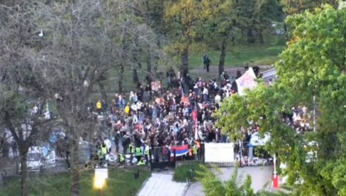 REPORTER RTS-a: Blokaderi nisu dozvolili da zaposleni na RTS-u dobiju hranu! (VIDEO) REPORTER RTS-a: Blokaderi nisu dozvolili da zaposleni na RTS-u dobiju hranu! (VIDEO)