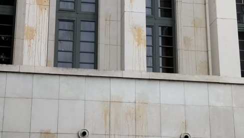 SKUPŠTINU GAĐALI JAJIMA: Divljanje blokadera i u Novom Sadu (FOTO/VIDEO) SKUPŠTINU GAĐALI JAJIMA: Divljanje blokadera i u Novom Sadu (FOTO/VIDEO)