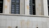 SKUPŠTINU GAĐALI JAJIMA: Divljanje blokadera i u Novom Sadu (FOTO/VIDEO) SKUPŠTINU GAĐALI JAJIMA: Divljanje blokadera i u Novom Sadu (FOTO/VIDEO)