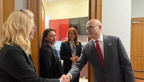 DŽENTLMENSKI POTEZ BIVŠEG PREMIJERA: Vučević se pre odlaska iz Vlade pozdravio i sa radnicama u bifeu